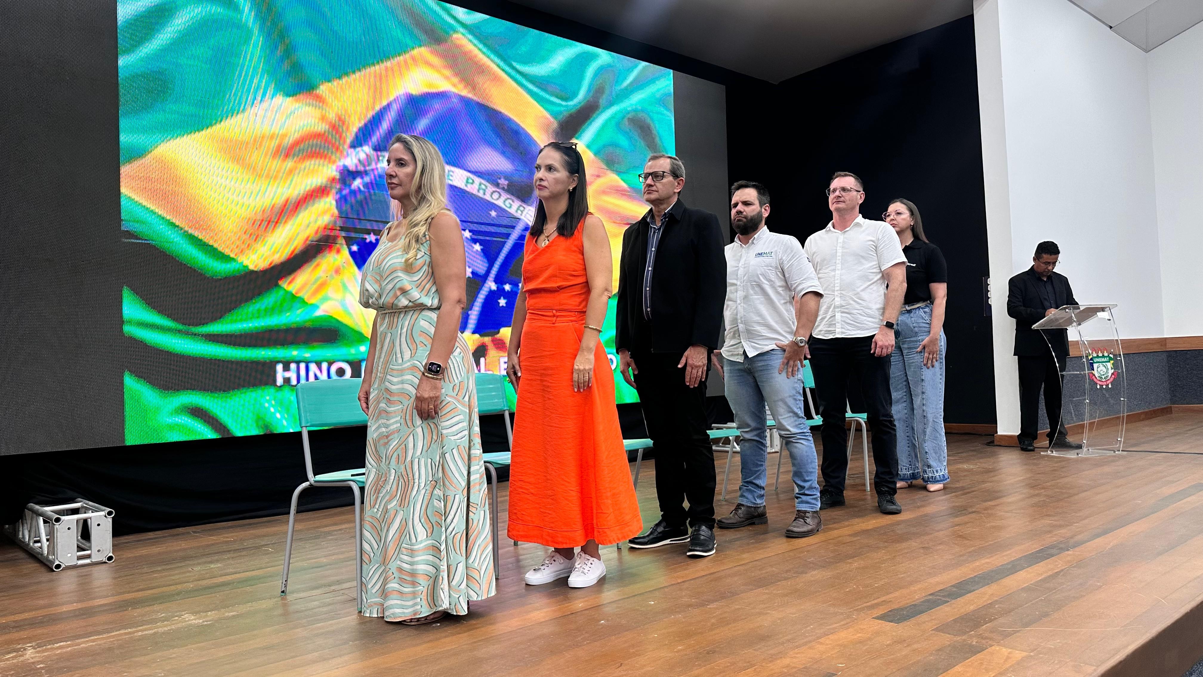 Mais de 1 mil estagiários recebem capacitação para atuarem na educação municipal