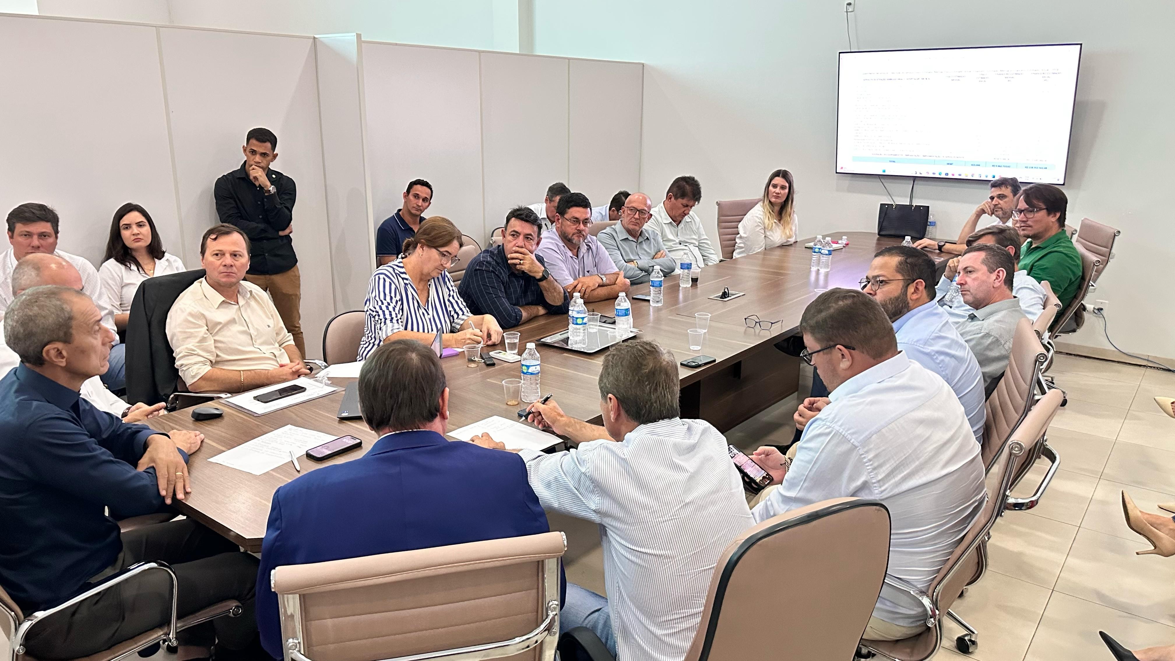 Vice-prefeito Paulinho Abreu participa de reunião que define a nova gestão para o Hospital Regional de Sinop