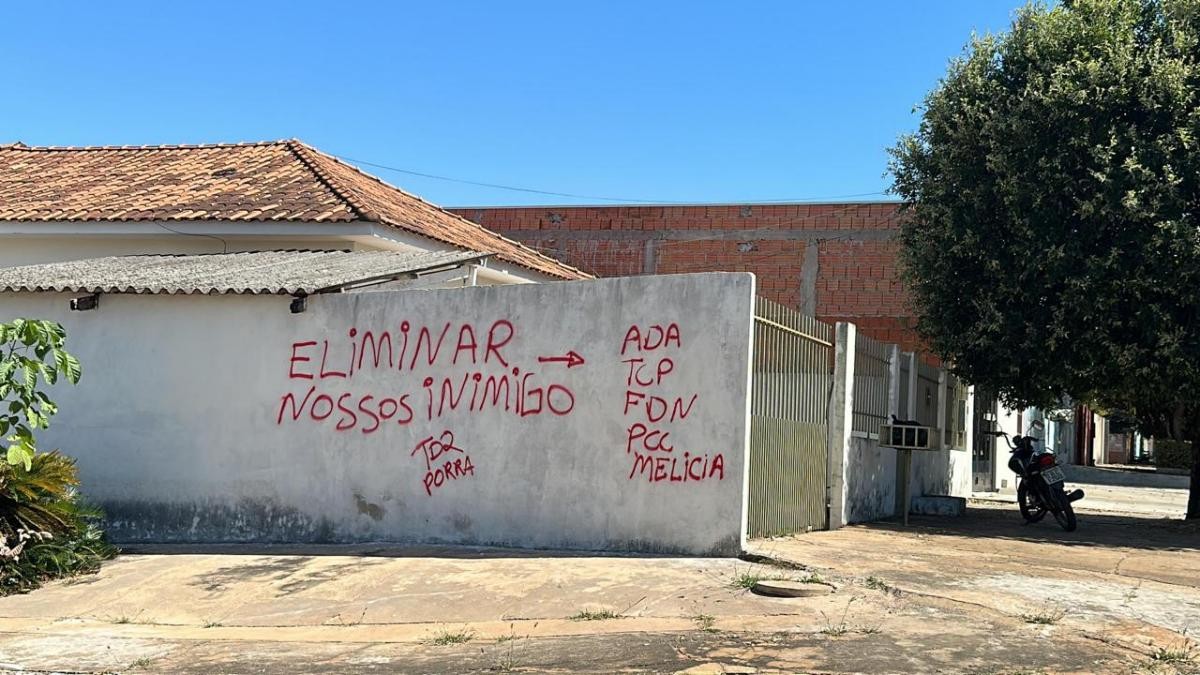Menores são apreendidos pichando sigla de facção na madrugada