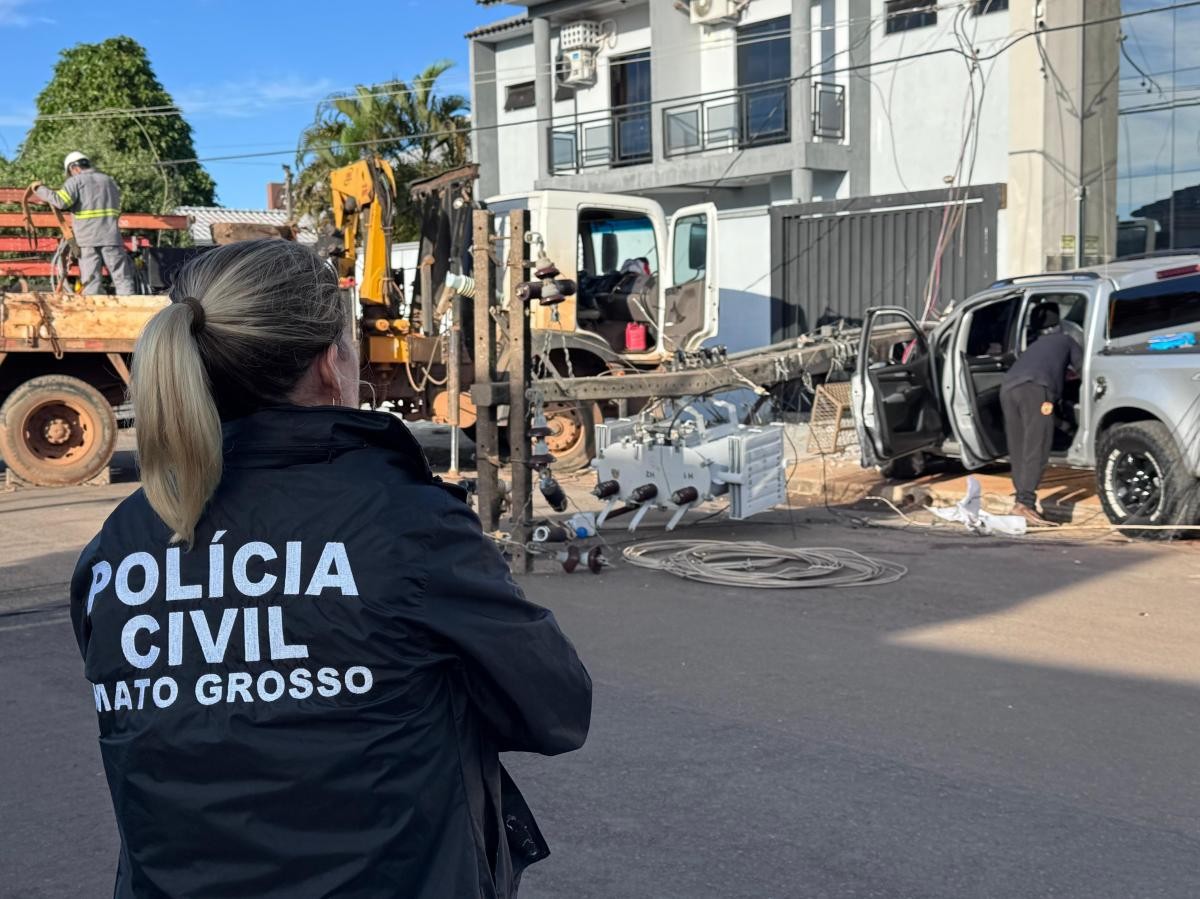 Briga de bar termina com um morto e dois baleados; carro derrubou poste