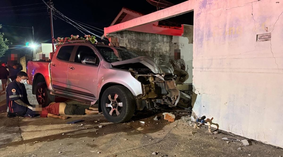 Mulher perde controle de caminhonete e derruba muro de casa