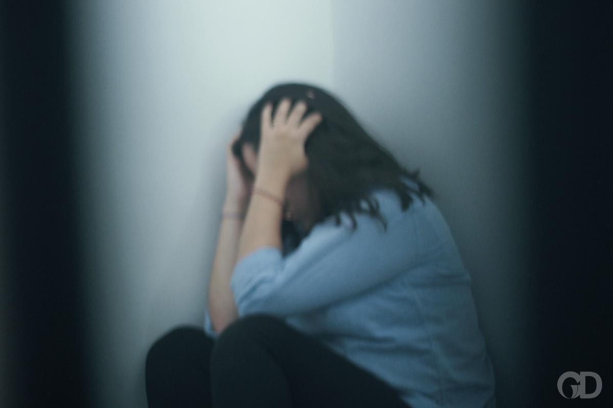 Mulher leva golpe de foice na cabeça e grita pedindo ajuda; marido é preso