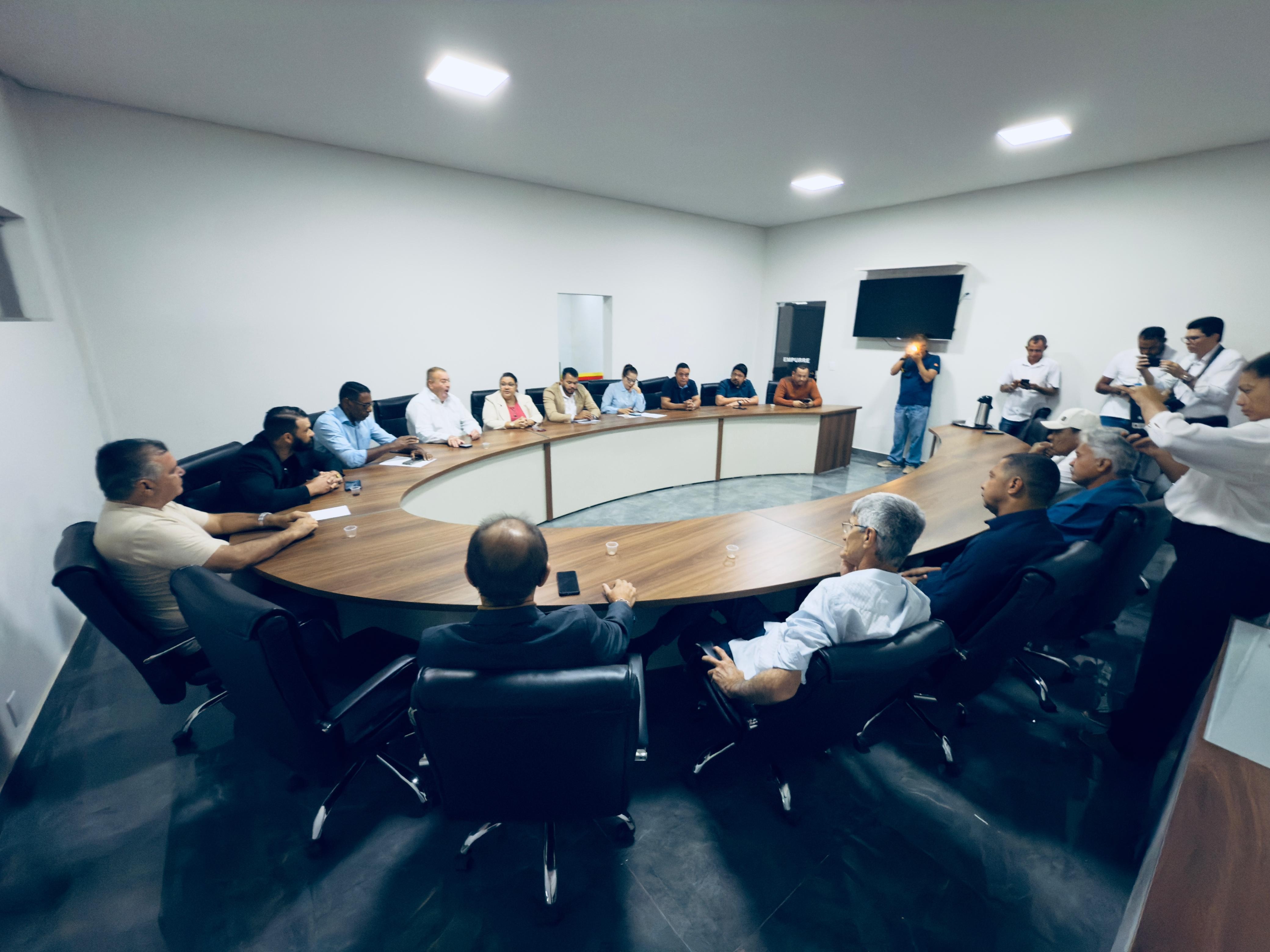 Prefeitura de Alta Floresta entrega projeto de lei à Câmara de Vereadores que concede aumento de 11,93% aos professores