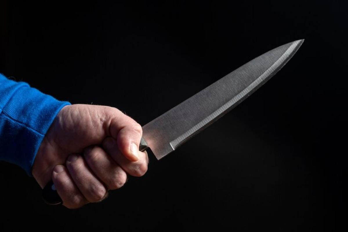 Homem é morto a facadas em quitinete 