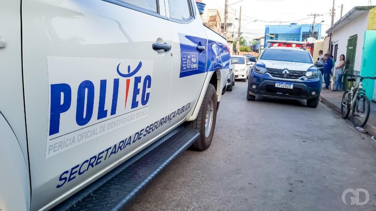 Homem é achado morto na rua com canivete cravado na boca