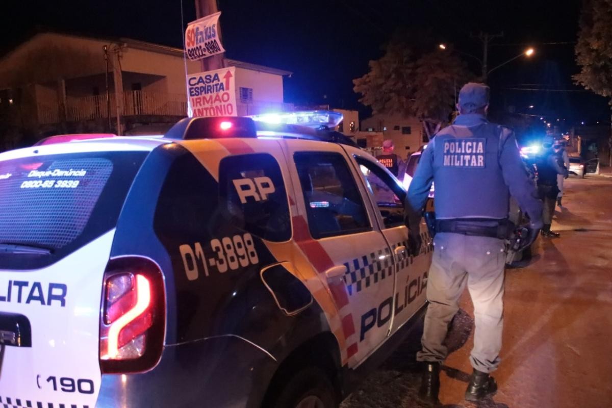 Mulher é atingida por tiro na cabeça em condomínio  e denuncia marido