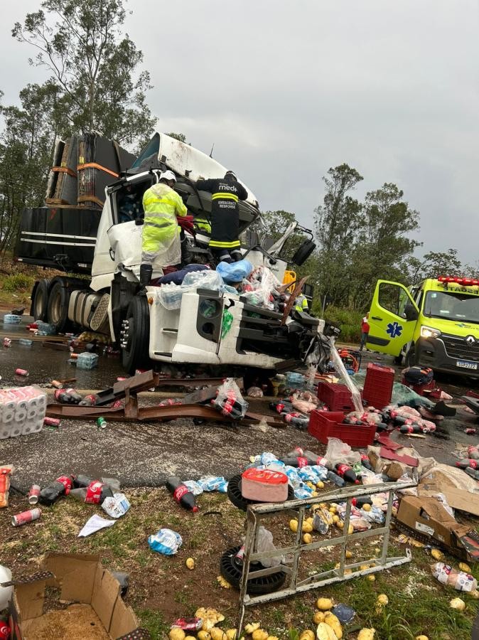 Acidente entre dois caminhões interdita BR-163 em Sorriso; 3 pessoas ficam feridas