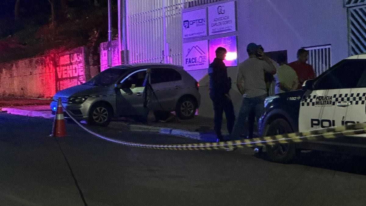 Criminosos fecham carro e matam homem em rua de Cuiabá