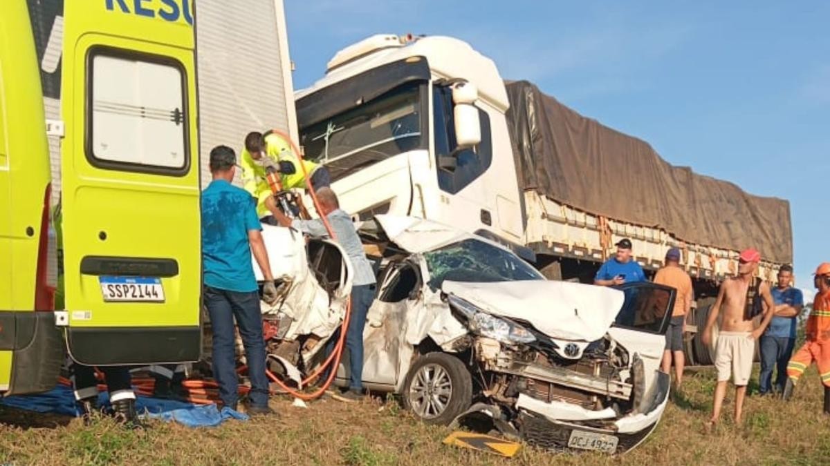 Engavetamento com 3 carretas e 3 carros deixa 2 pessoas feridas em rodovia de MT