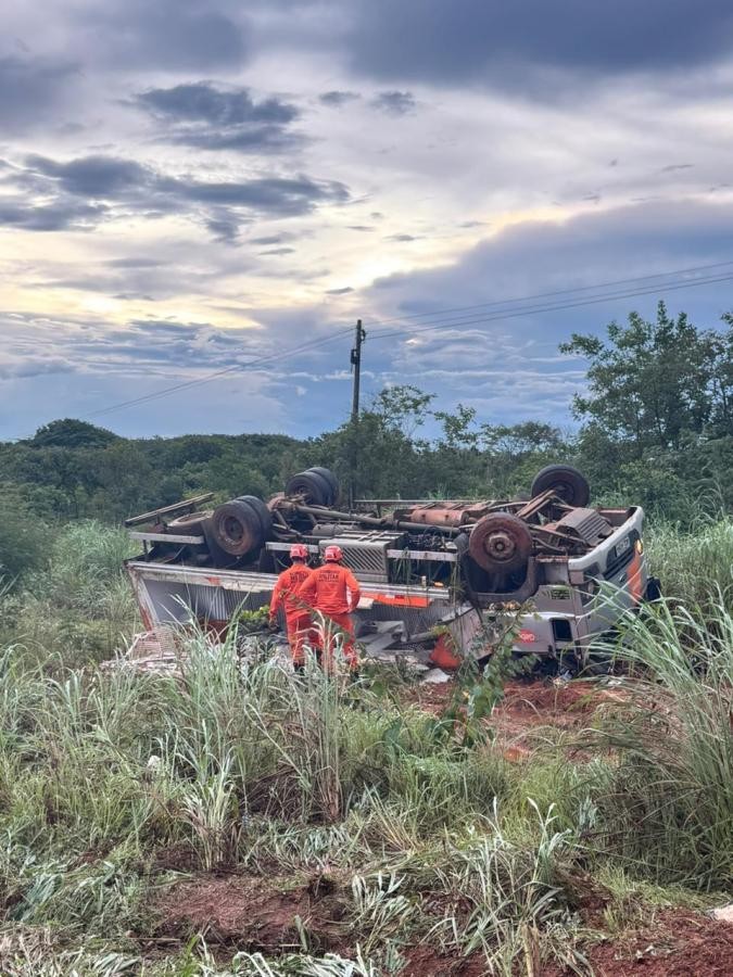 Caminhão de sorvete capota e motorista morre no interior