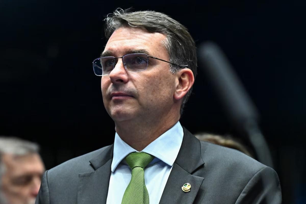 Flávio Bolsonaro não vem mais e adia 'megaevento' da direita em MT