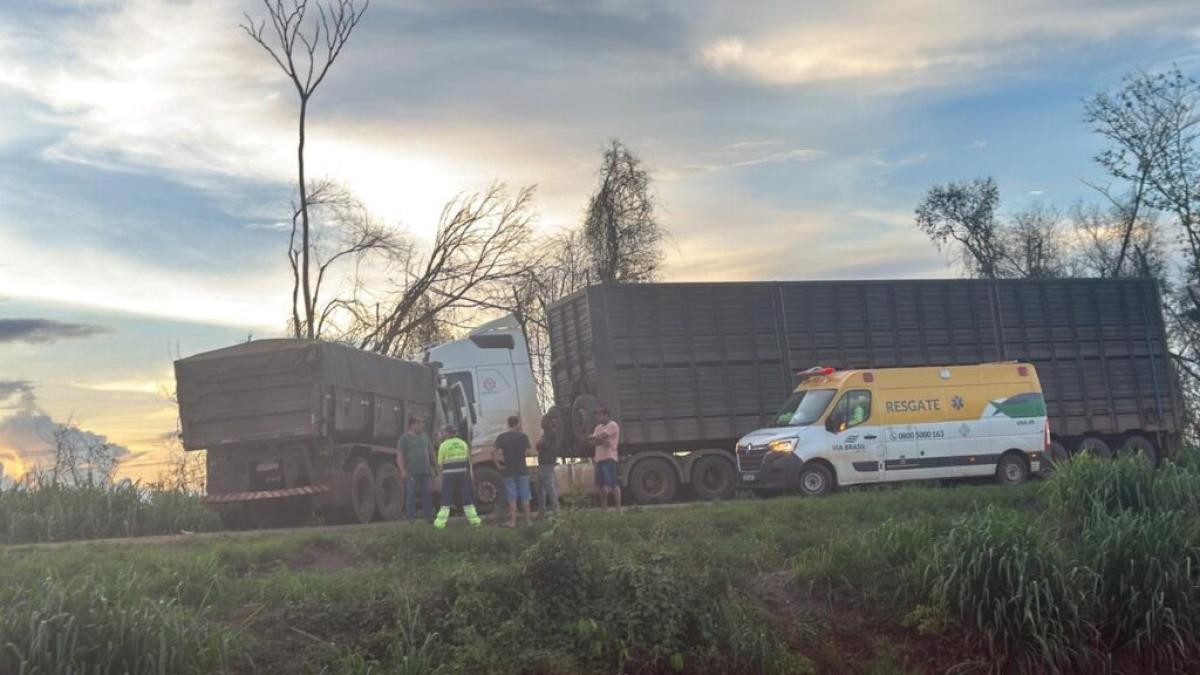 Idoso morre em acidente entre Hilux e 3 veículos de carga