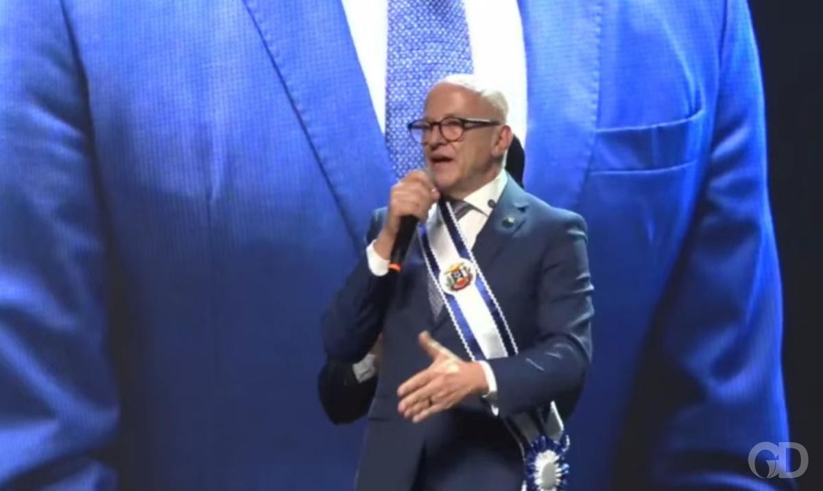 Mauro passa faixa de governador a Pivetta ao som de 'Amigo de fé'