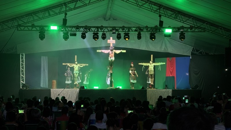 Encenação da Paixão de Cristo reúne 5 mil pessoas no Estádio Gigante do Norte em Sinop