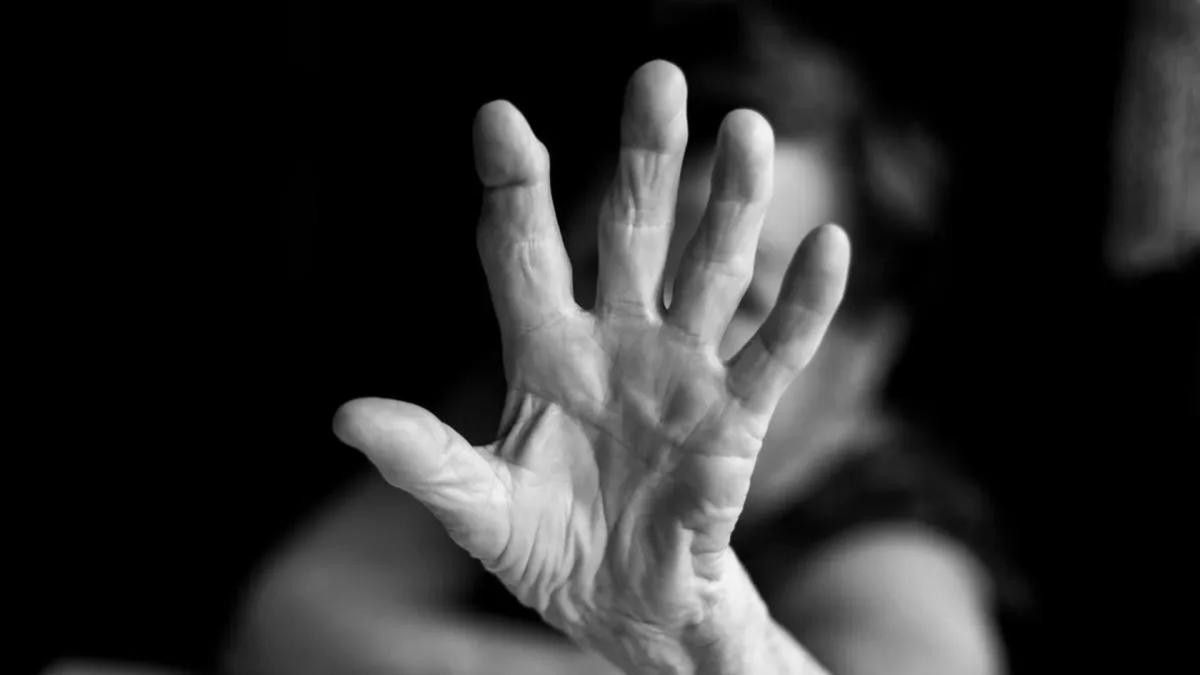 Morando com ex por dificuldades financeira, mulher é espancada com pedaço de madeira