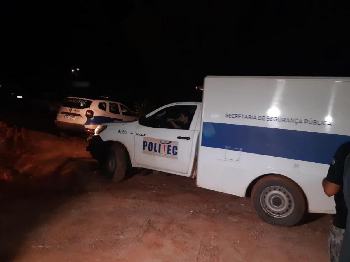 Corpo com 4 perfurações é localizado em área de mata