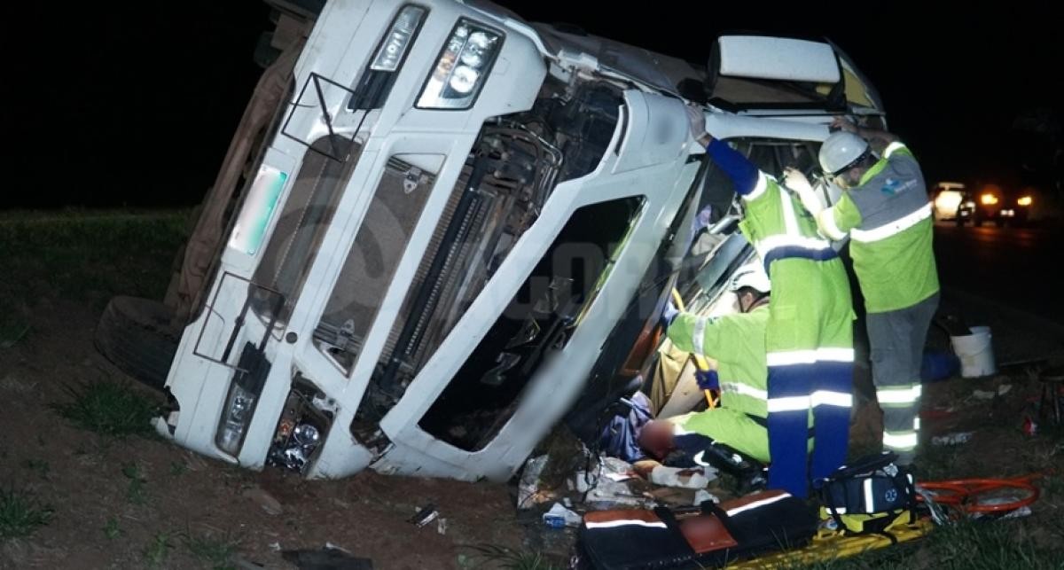 Carreta tomba em rodovia de Mato Grosso e motorista fica preso às ferragens