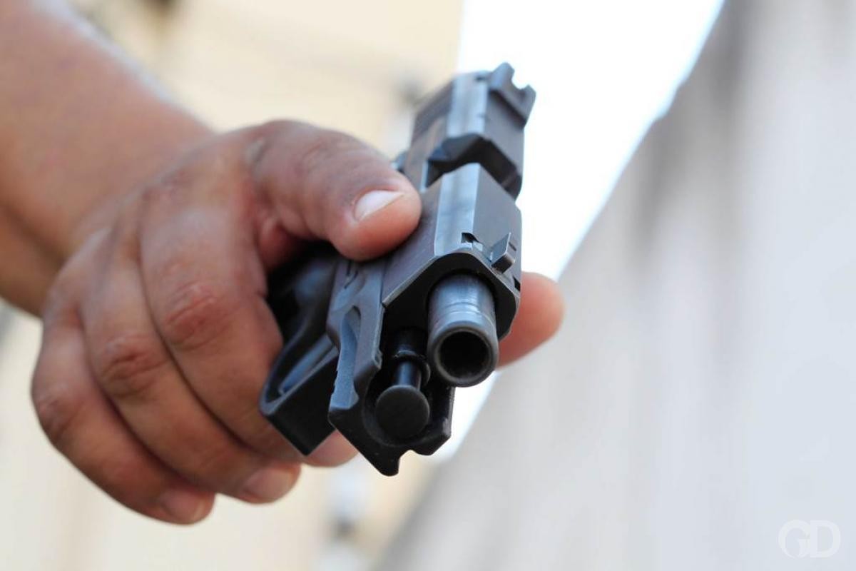 Mulher leva vários tiros na porta de barzinho