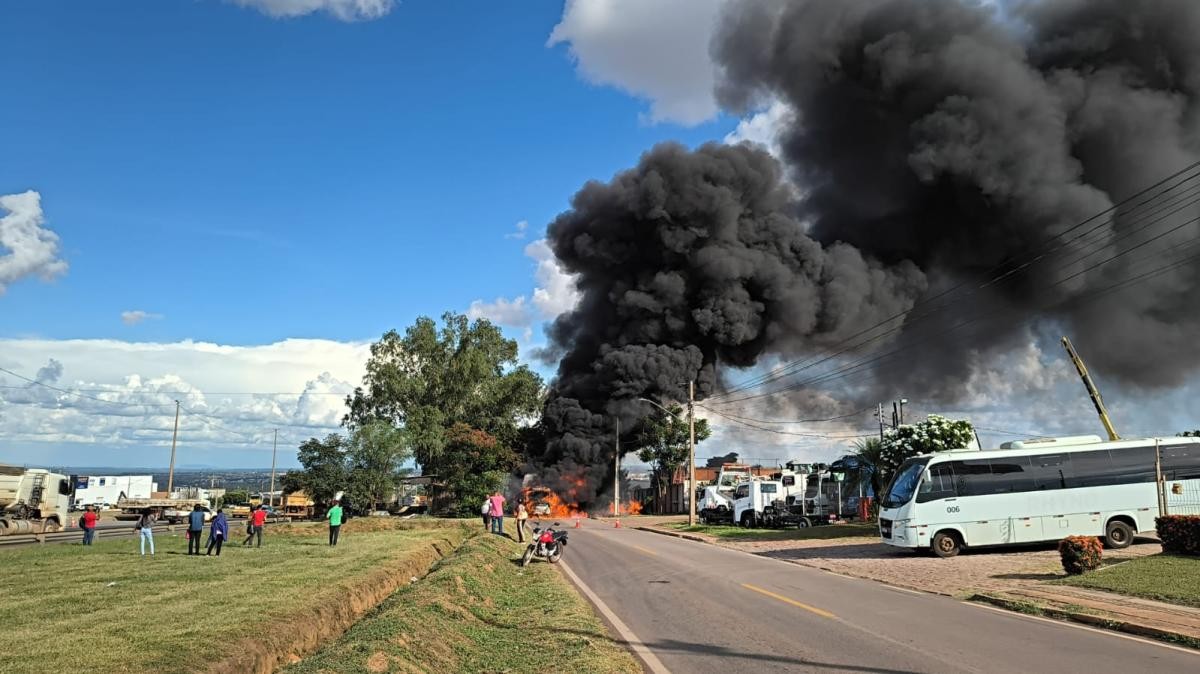 Incêndio atinge ônibus e mobiliza bombeiros