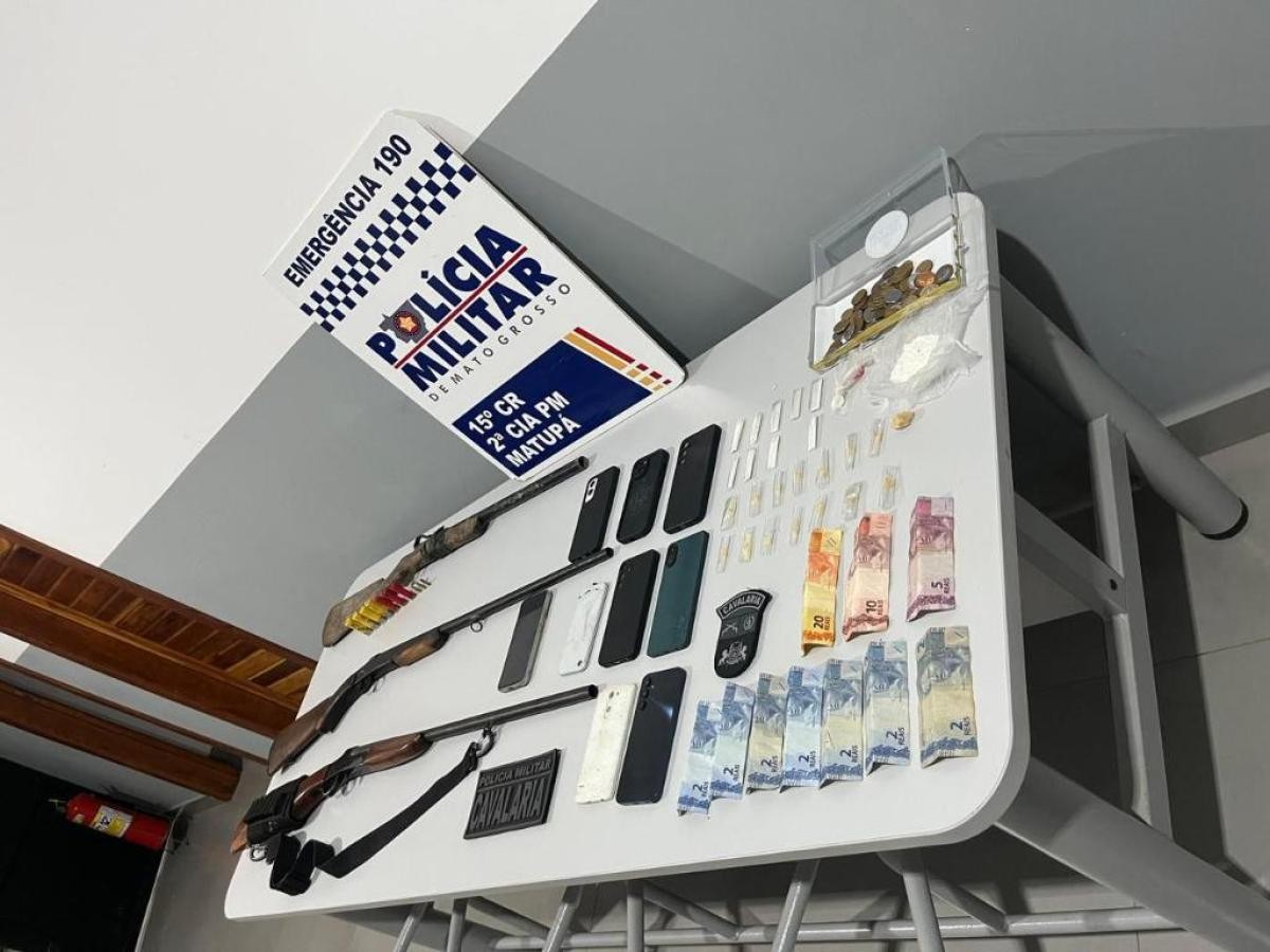 Suspeitos tentam fugir pela mata, mas acabam presos com drogas e espingardas