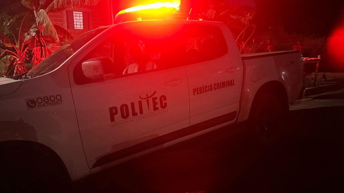 Dupla invade bar, mata alvo pelas costas e deixa um ferido