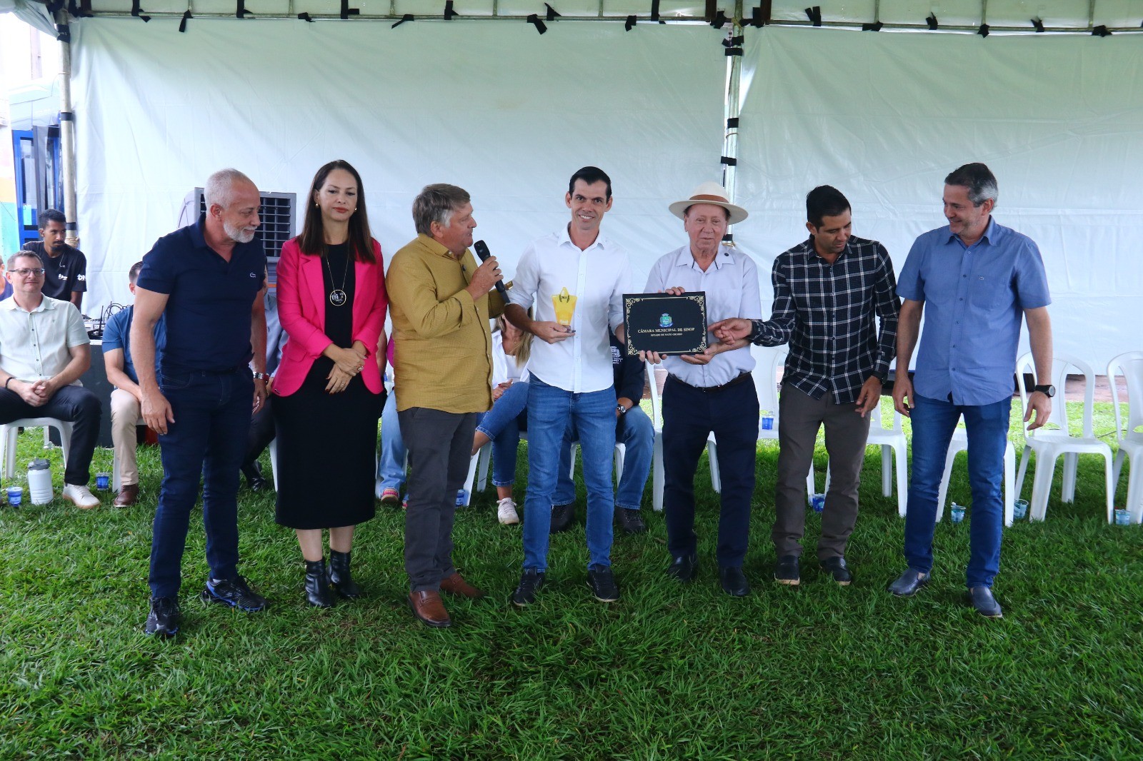 Ridel recebe homenagem do presidente Remídio durante solenidade oficial em Sinop