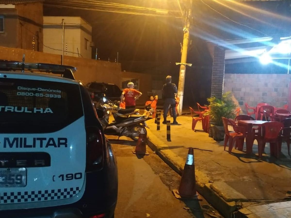 Homem é assassinado a tiros em frente a bar no interior de MT