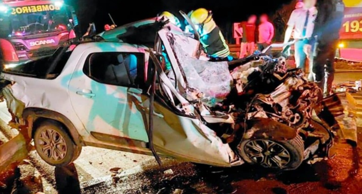 Motorista fica presa às ferragens após batida entre picape e carreta