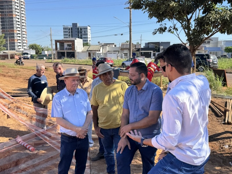 Prefeito e vice fazem vistoria em obras de pavimentação; trabalhos são executados em 3 frentes