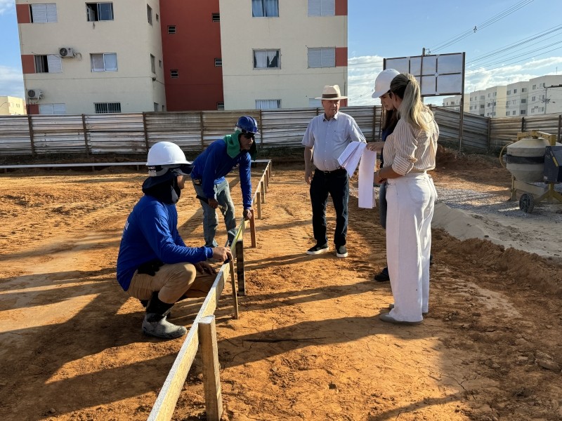 Construção de nova creche no Nico Baracat é iniciada e prefeito faz vistoria nos trabalhos