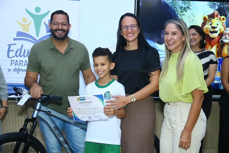 Prefeitura de Sinop homenageia escolas, professores e estudantes por destaque no Avalia MT
