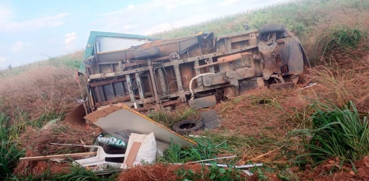 Caminhão tomba e deixa duas pessoas feridas na BR-163