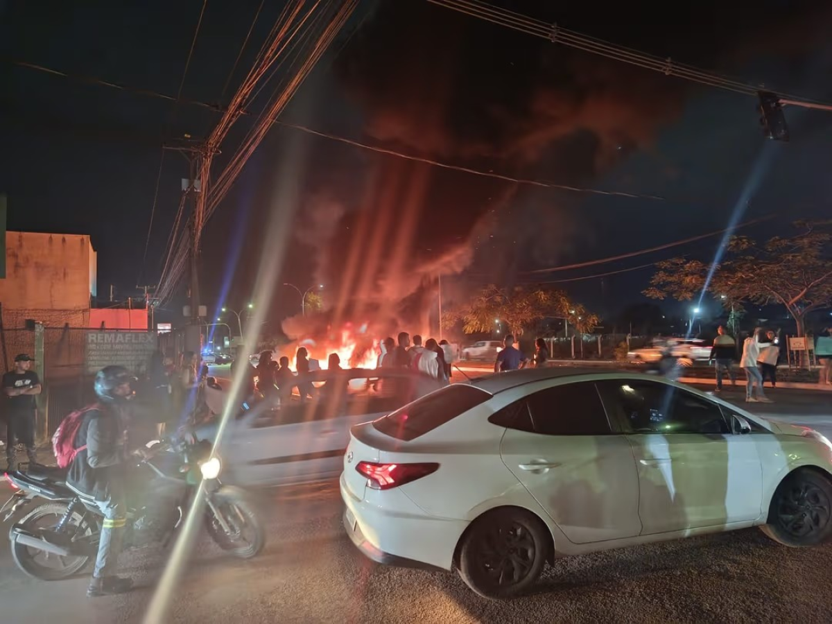 Moradores fecham avenida com pneus em chamas e cobram promessas de prefeita