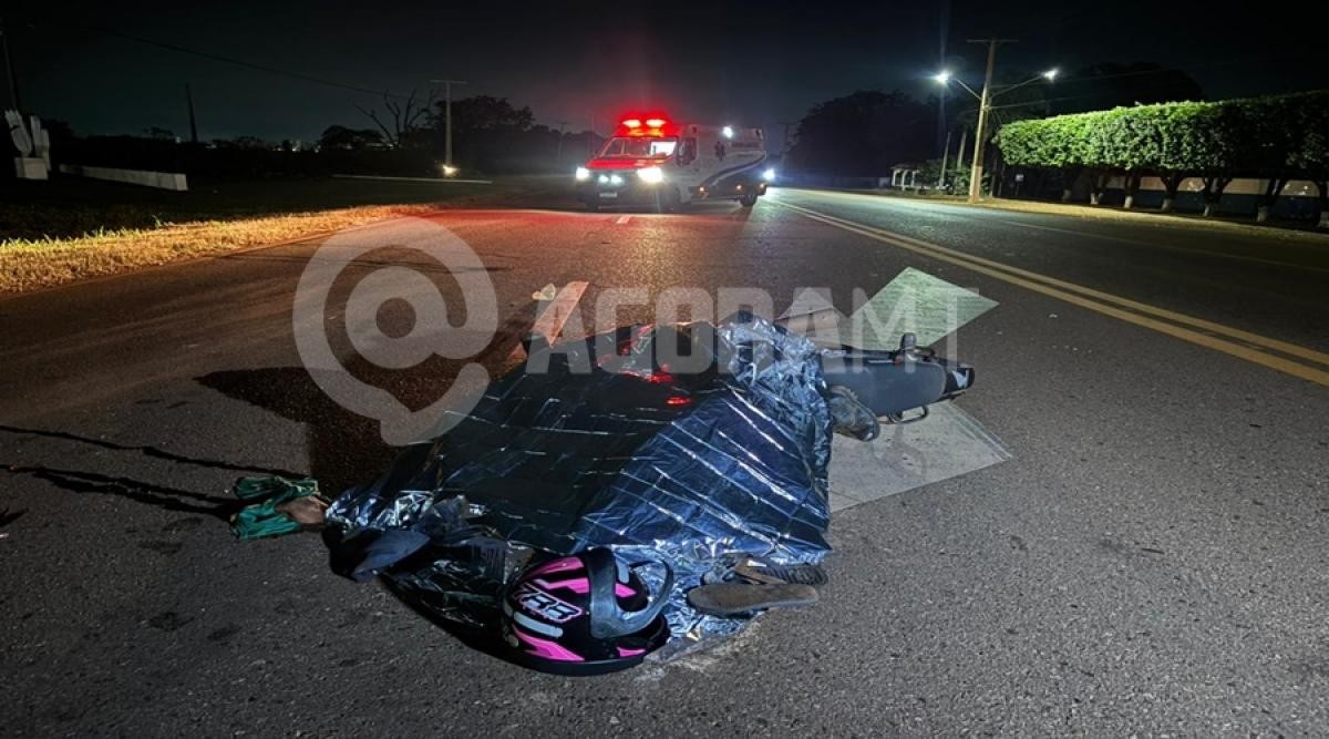 Motociclista morre após bater na traseira de carreta