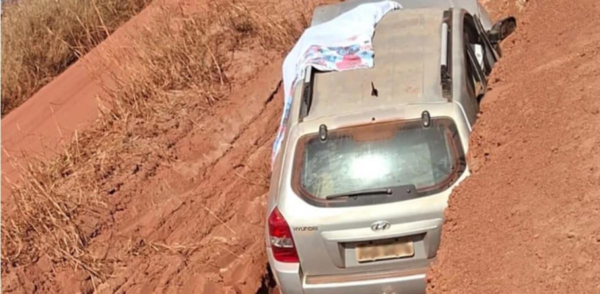 Motorista morre preso às ferragens após carro cair em vala na zona rural de Sinop