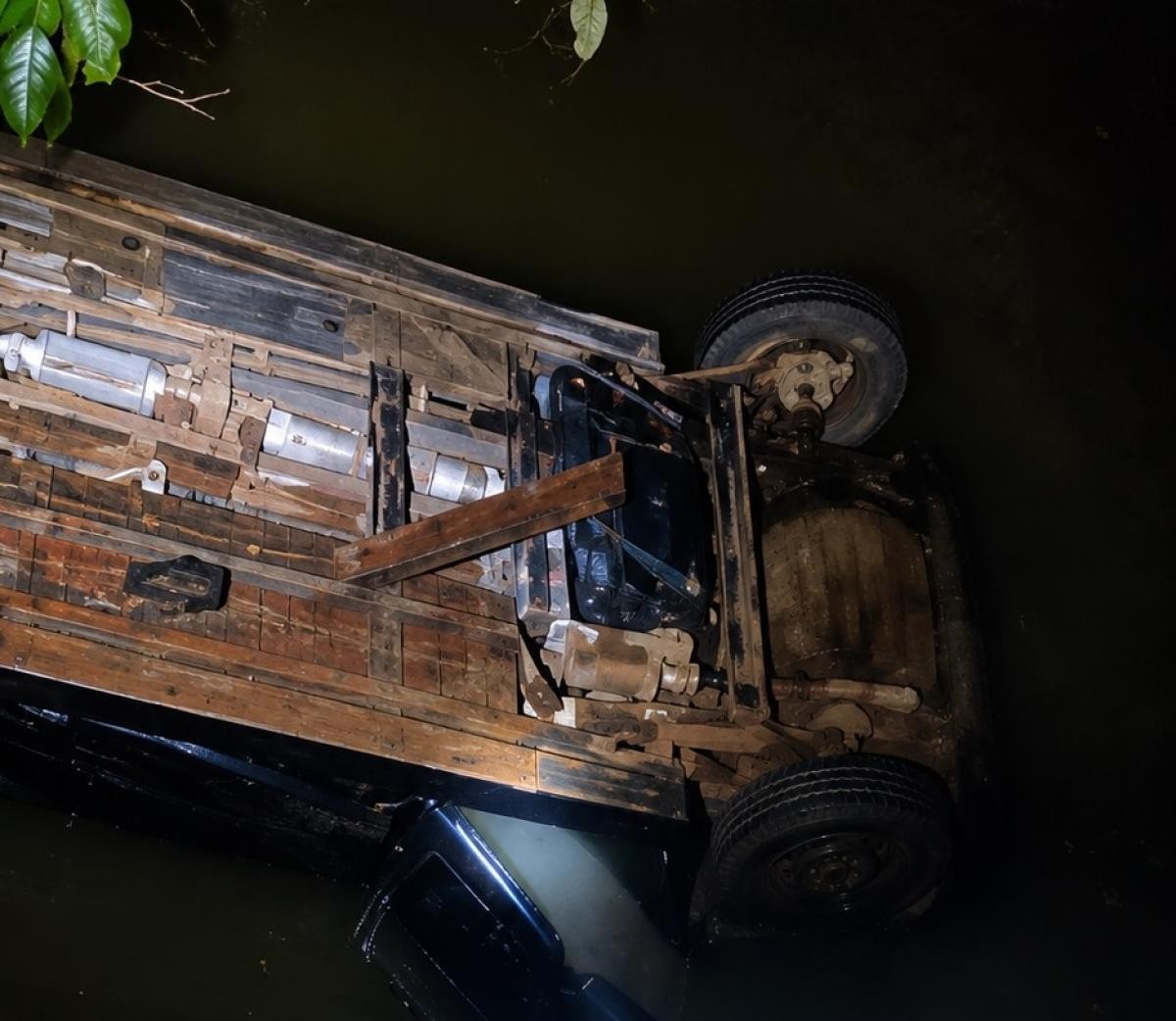 Carro despenca de ponte dentro de rio e mata casal; criança é resgatada com vida