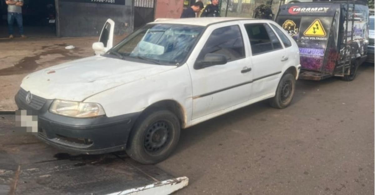 Dupla fica revoltada com apreensão de carro e ataca viatura da PM