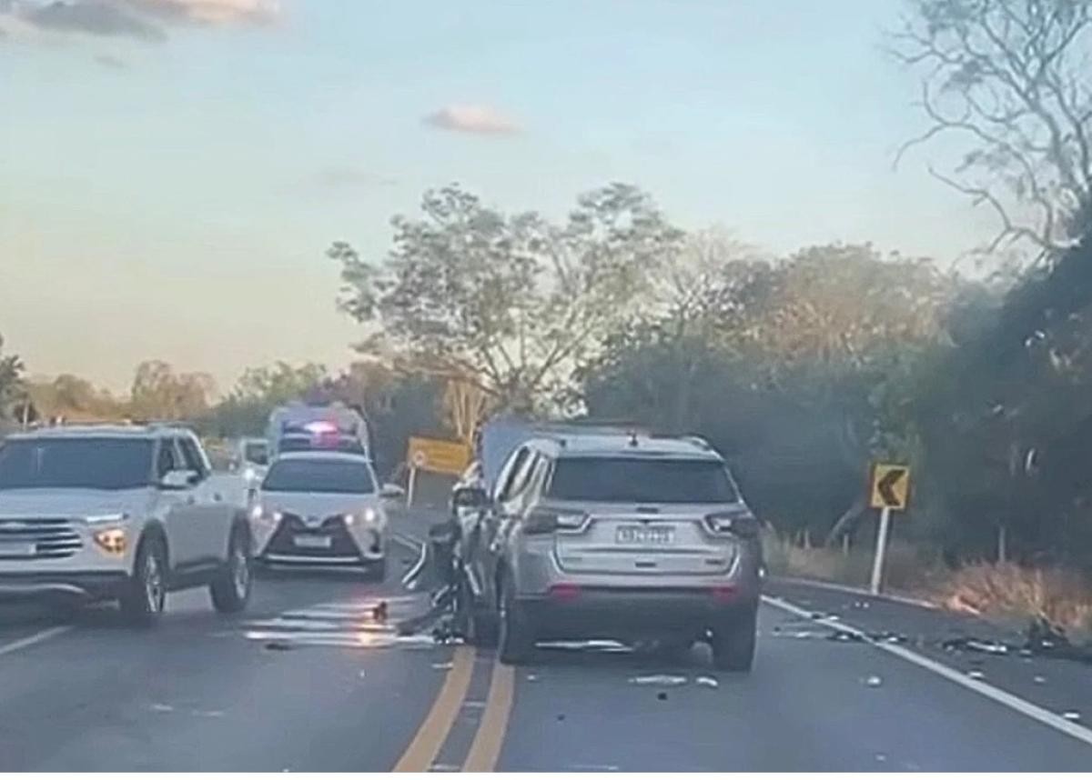 Acidente entre dois veículos deixa 3 mortos