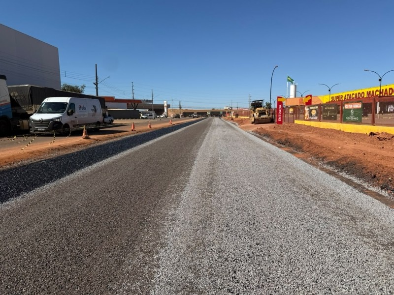 Rua Alberto Baranjak recebe camada asfáltica e marca avanço do pacote de obras dos 13 pontos em Sinop