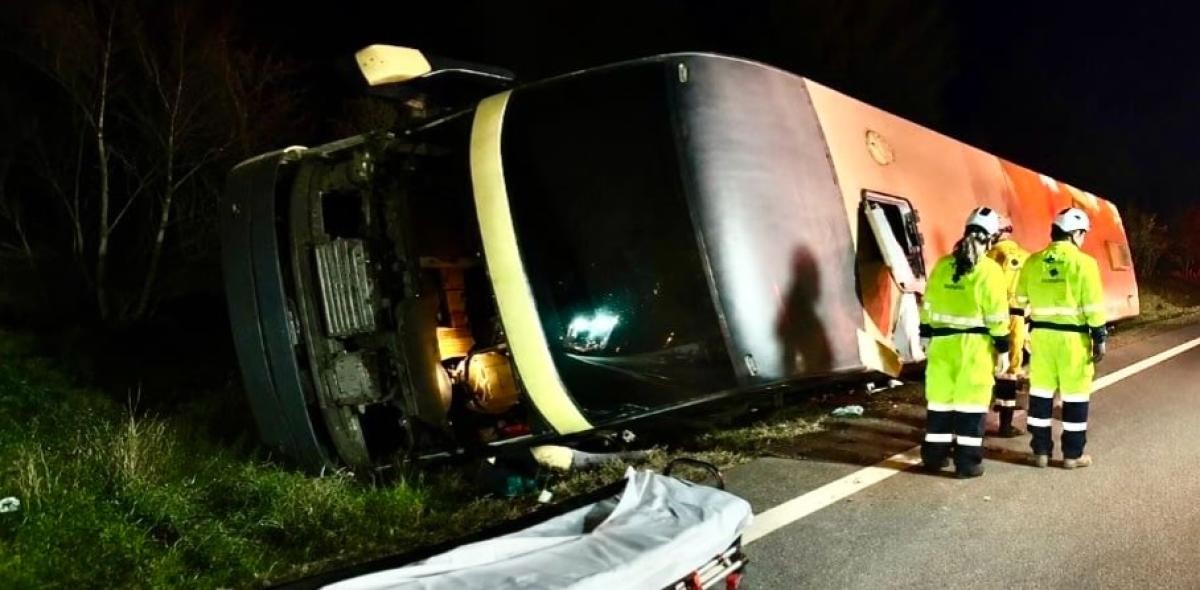 Ônibus de viagem tomba e deixa 9 feridos; um preso às ferragens