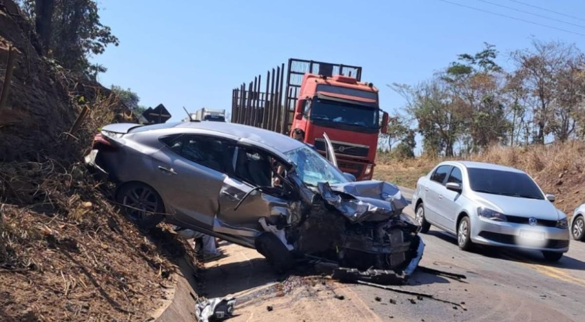 Batida entre 3 veículos deixa um ferido em rodovia de MT