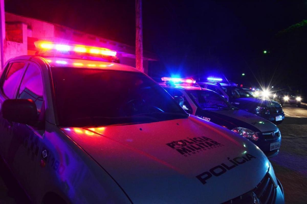 Mulher esfaqueia marido durante discussão e se esconde em galinheiro