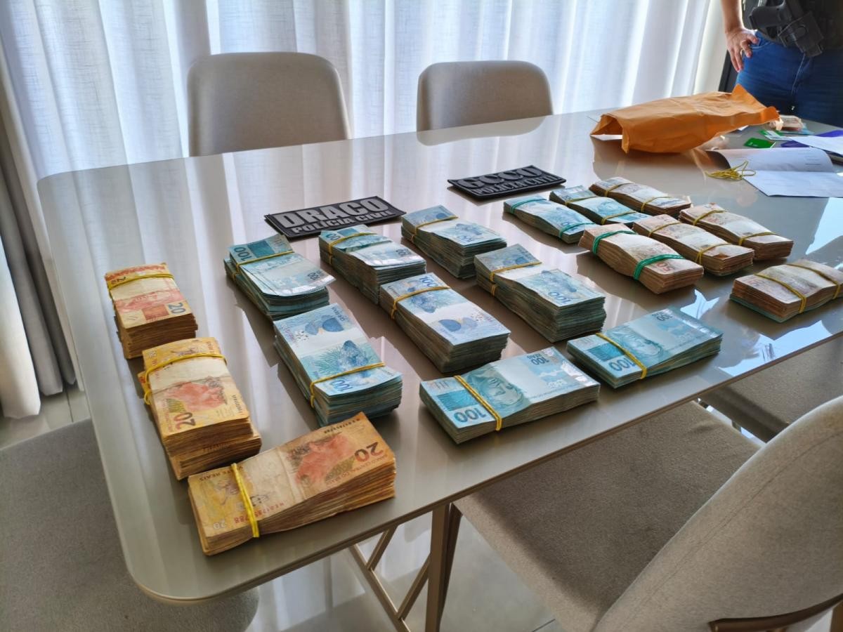 Polícia apreende R$ 240 mil em espécie durante operação contra lavagem de dinheiro