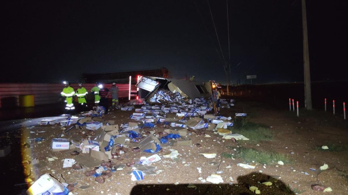Carreta carregada com carne tomba e carga é saqueada na BR-163, em Sorriso