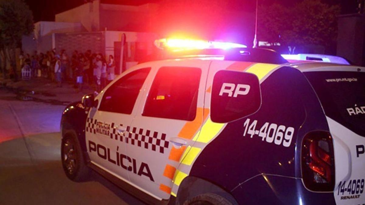 Homem tem ataque de fúria ao encontrar esposa com amante em casa