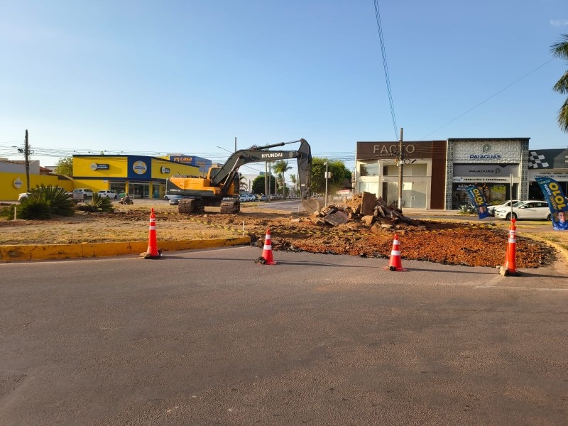 Prefeitura de Sinop inicia instalação de novo semáforo no cruzamento das avenidas dos Tarumãs e das Acácias 