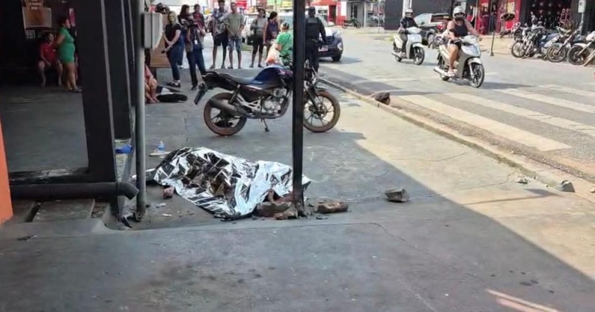 Jovem de 18 anos morre após batida entre moto e carro