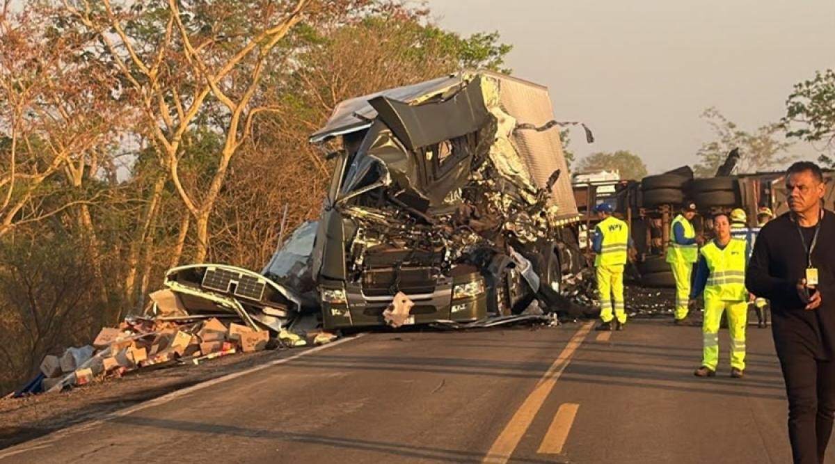 Acidente com carretas na BR-364 deixa caminhoneiro morto