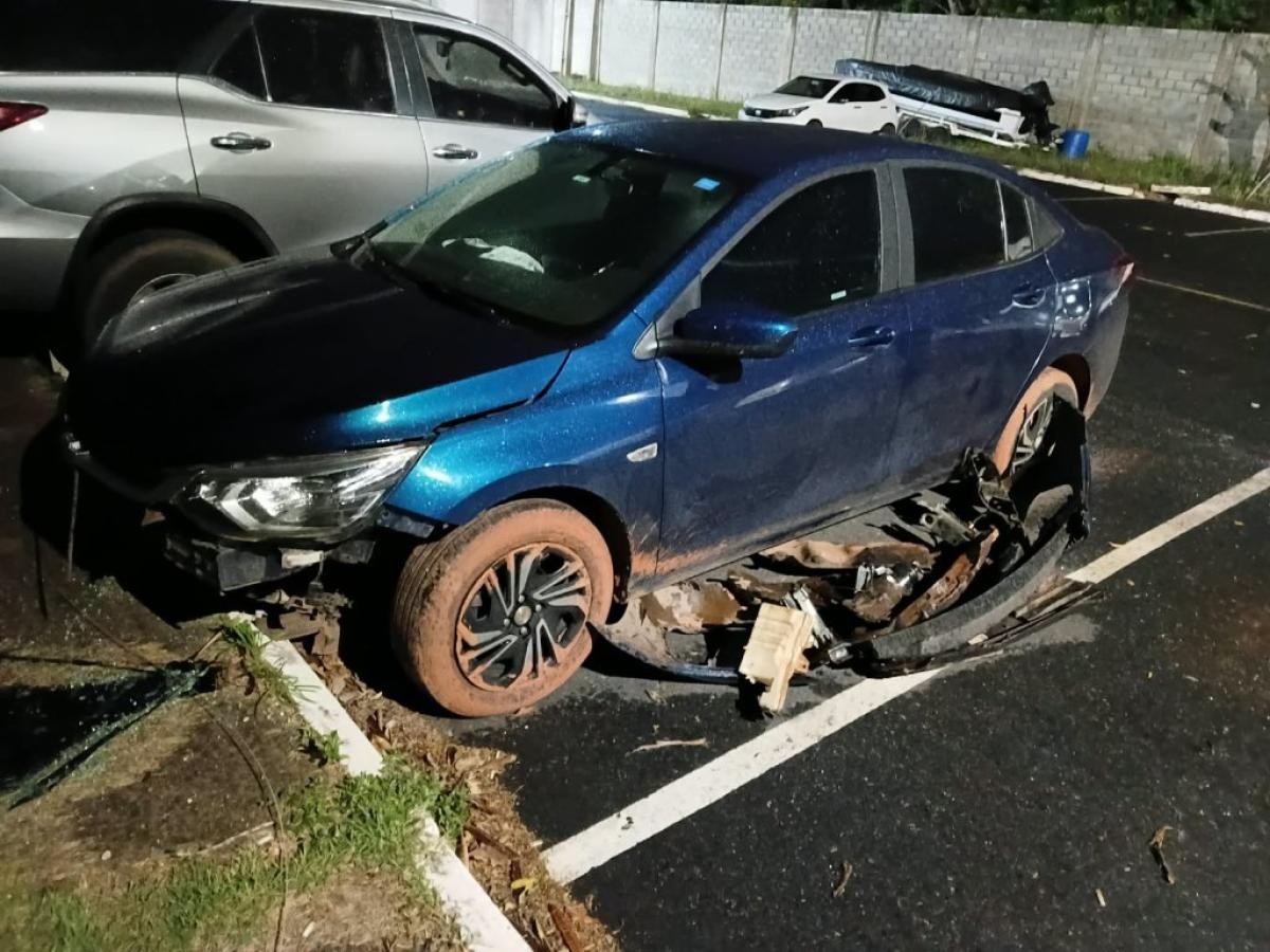 Pastor é levado como refém e bandidos batem carro na fuga