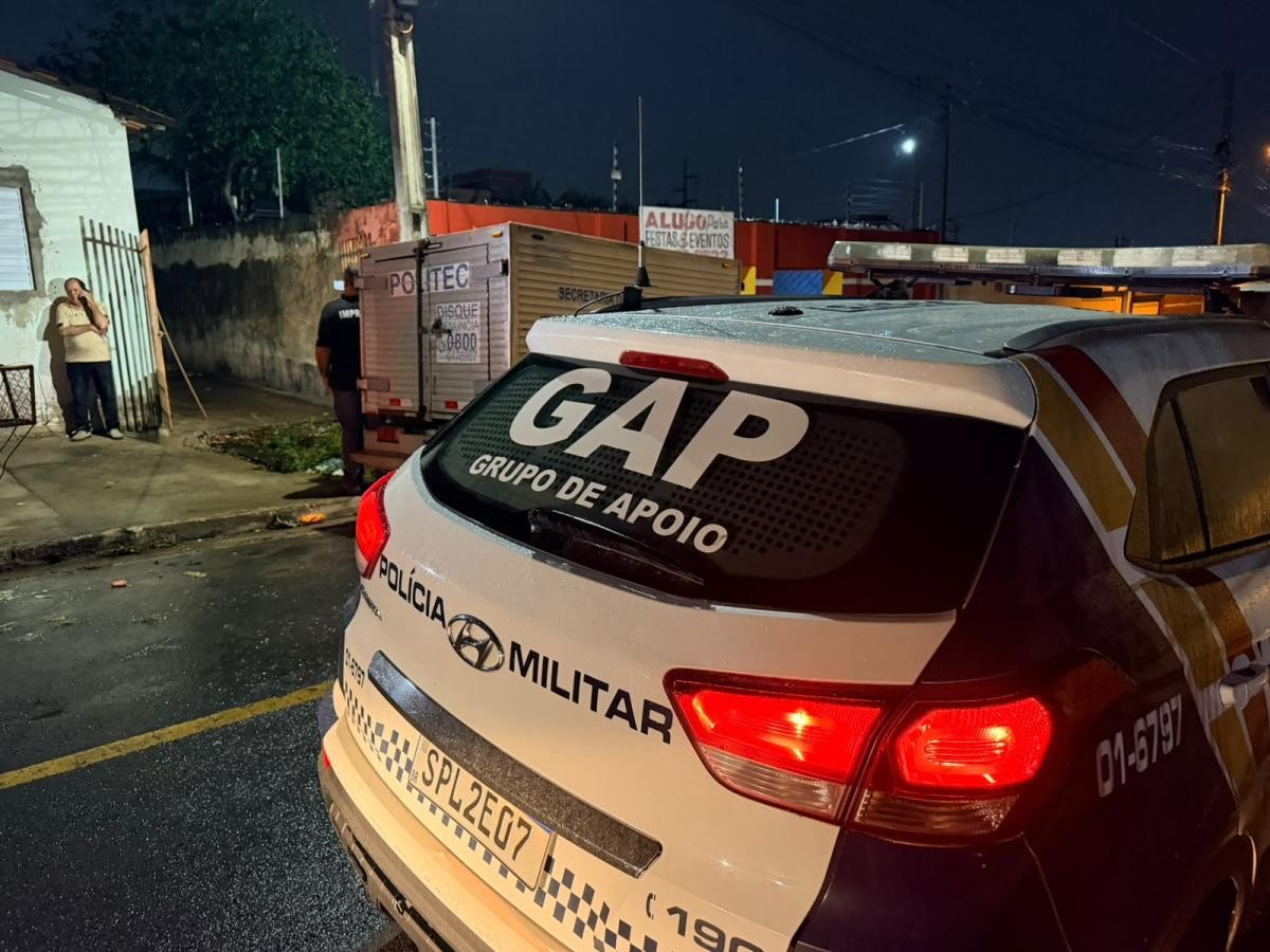 Homem encontra a irmã de 26 anos morta dentro de casa após passar mal